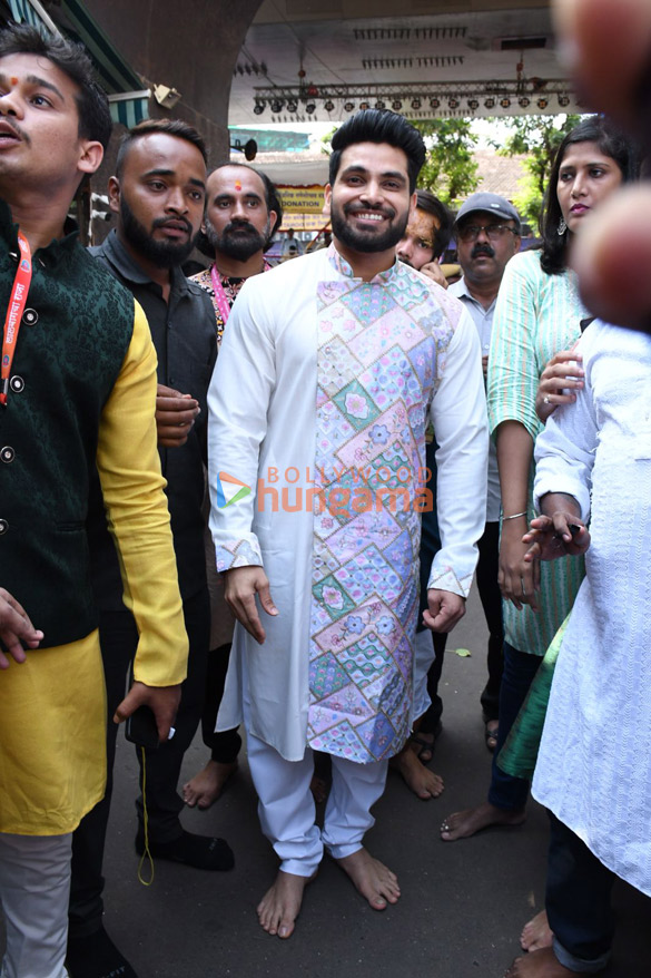 photos tusshar kapoor sherlyn chopra and others snapped at lalbaugcha raja 1122 1