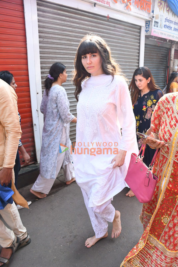 photos tusshar kapoor sherlyn chopra and others snapped at lalbaugcha raja 1122 3