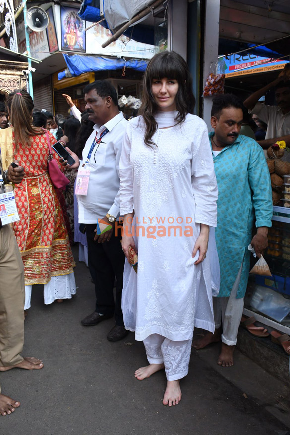 photos tusshar kapoor sherlyn chopra and others snapped at lalbaugcha raja 1122 4
