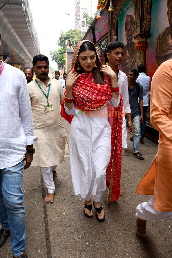 photos tusshar kapoor and sherlyn chopra snapped at lalbaugcha raja 1