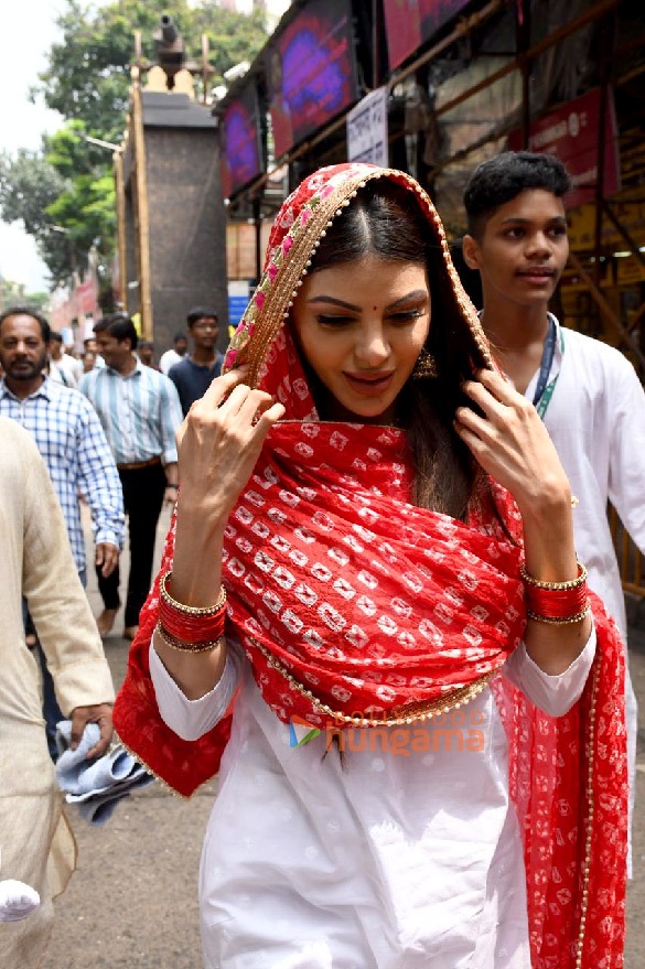 photos tusshar kapoor and sherlyn chopra snapped at lalbaugcha raja 2 4