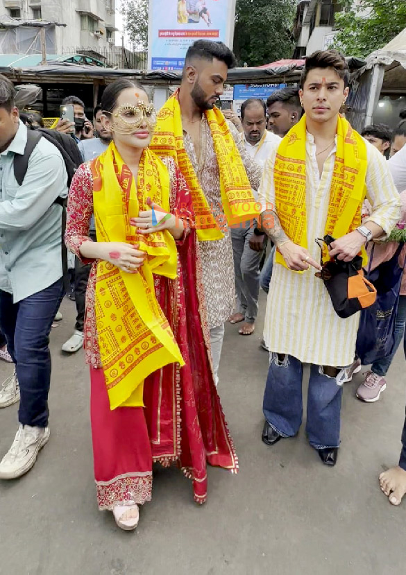 photos uorfi javed and pratik sehajpal snapped at siddhivinayak temple 2