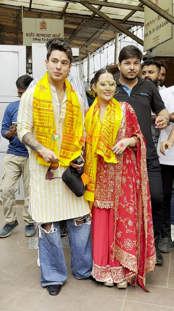 photos uorfi javed and pratik sehajpal snapped at siddhivinayak temple 4