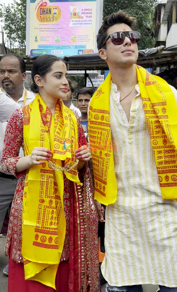 photos uorfi javed and pratik sehajpal snapped at siddhivinayak temple 6