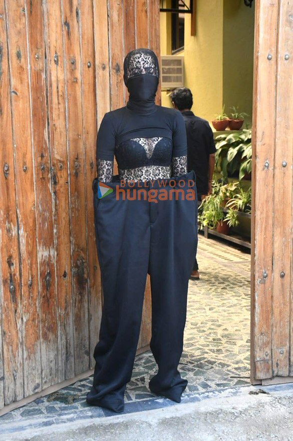 photos uorfi javed snapped outside sol productions pvt ltd office in khar 1