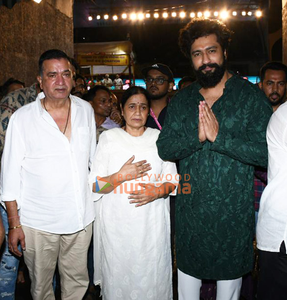 photos varun dhawan divya khosla kumar and others snapped at lalbaugcha raja 1122 2