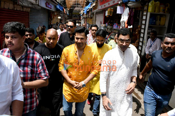 Photos: Varun Dhawan, Divya Khosla Kumar and others snapped at Lalbaugcha Raja Photos: Varun Dhawan, Divya Khosla Kumar and others snapped at Lalbaugcha Raja
