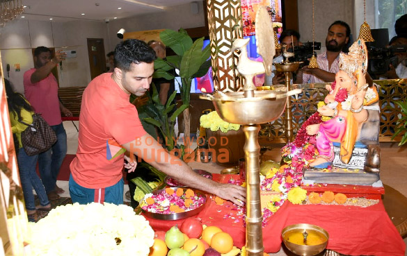 photos varun dhawan snapped at t series office for ganpati darshan 5