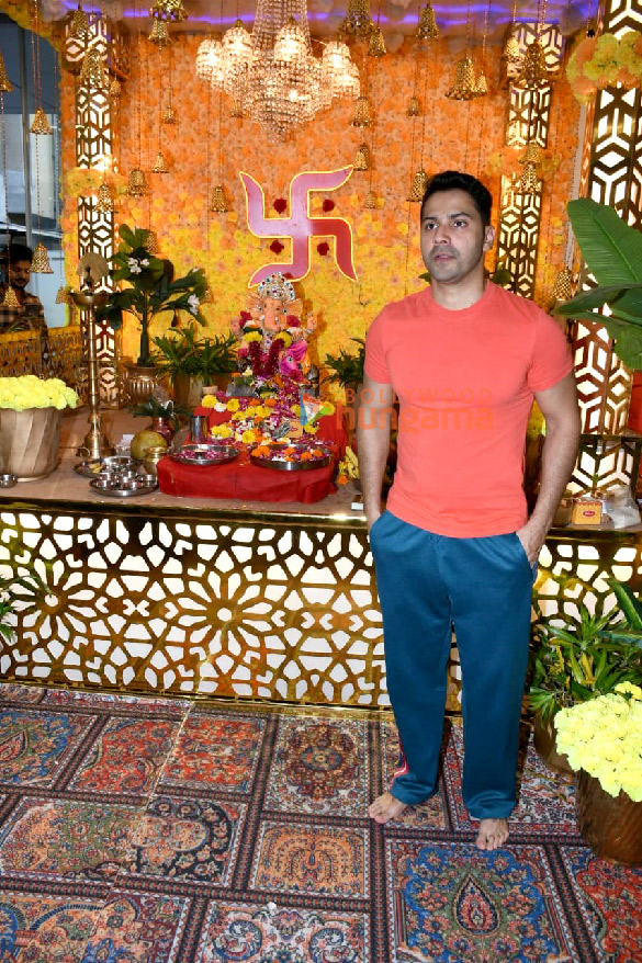 photos varun dhawan snapped at t series office for ganpati darshan 6