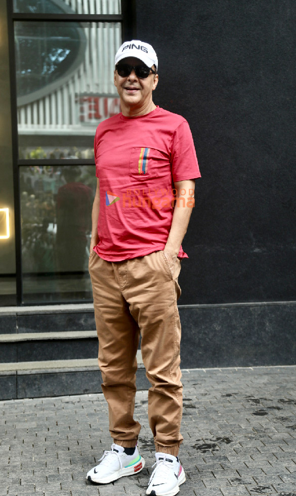 photos vidhu vinod chopra snapped at the excel entertainment office 3