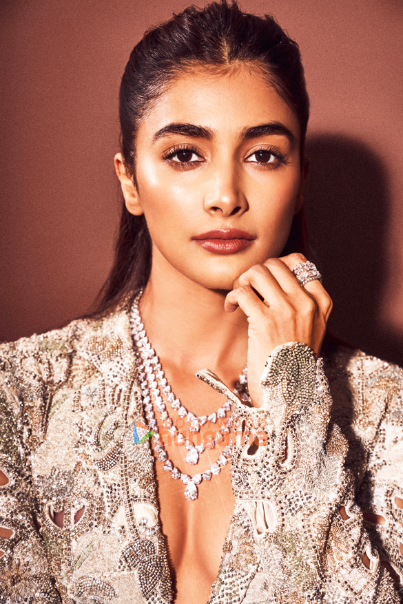 pooja hegde 9 8