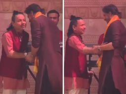 Kailash Kher hugs Shah Rukh Khan after recent Chalte Chalte controversy; watch