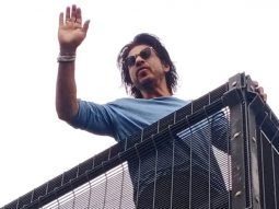 Shah Rukh Khan greets fans outside Mannat with his signature pose, flying kisses as Jawan crosses Rs. 400 crore at the box office in India, watch videos
