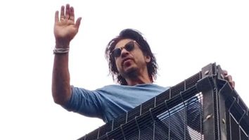 Shah Rukh Khan greets fans outside Mannat with his signature pose, flying kisses as Jawan crosses Rs. 400 crore at the box office in India, watch videos