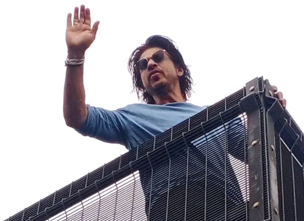 Shah Rukh Khan Greets Fans Outside Mannat With His Signature Pose Flying Kisses As Jawan