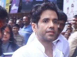 Tusshar Kapoor visits Lalbaug cha Raja dressed in a white kurta