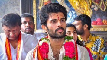 Vijay Deverakonda celebrates the success of Kushi by visiting Yadadri temple with his family