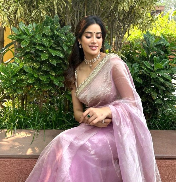 Janhvi Kapoor is beauty and grace personified in a gorgeous pink & gold saree for Navratri celebration