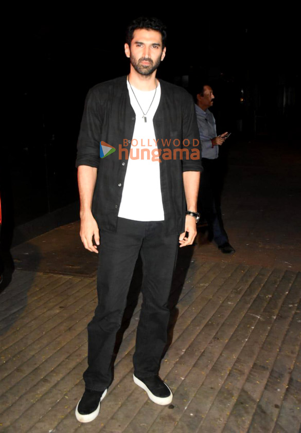 photos aditya roy kapur snapped in bandra 3