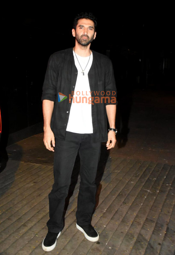 photos aditya roy kapur snapped in bandra 4