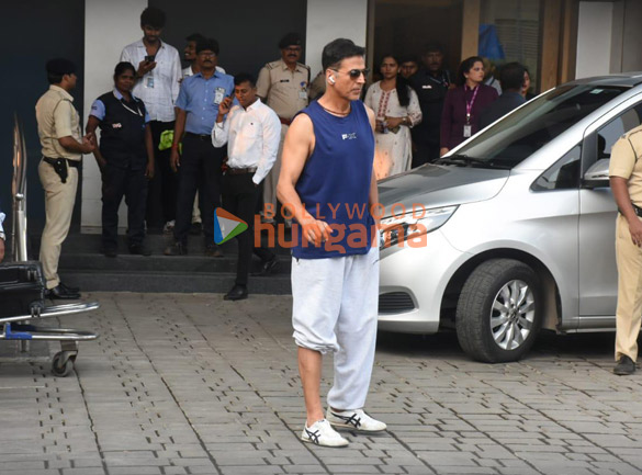 photos akshay kumar snapped at kalina airport 3 4