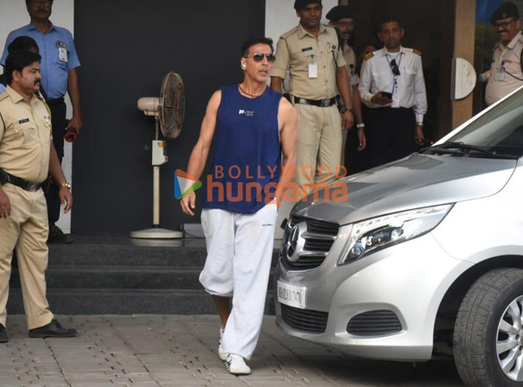 photos akshay kumar snapped at kalina airport 5