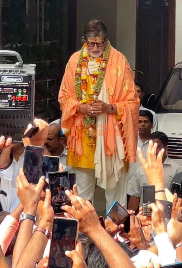 photos amitabh bachchan greets his fans on his 81st birthday outside his residence in mumbai 4 3