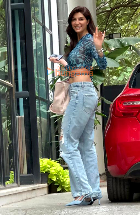 Photos: Elnaaz Norouzi snapped in Santacruz Photos: Elnaaz Norouzi snapped in Santacruz