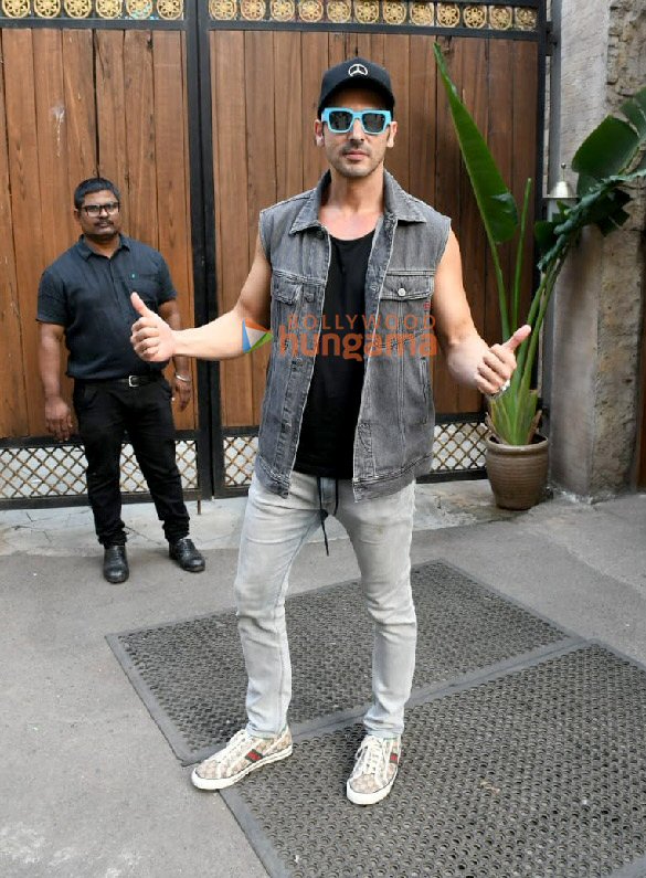photos hrithik roshan saba azad and others at snapped at one 8 commune in juhu 3