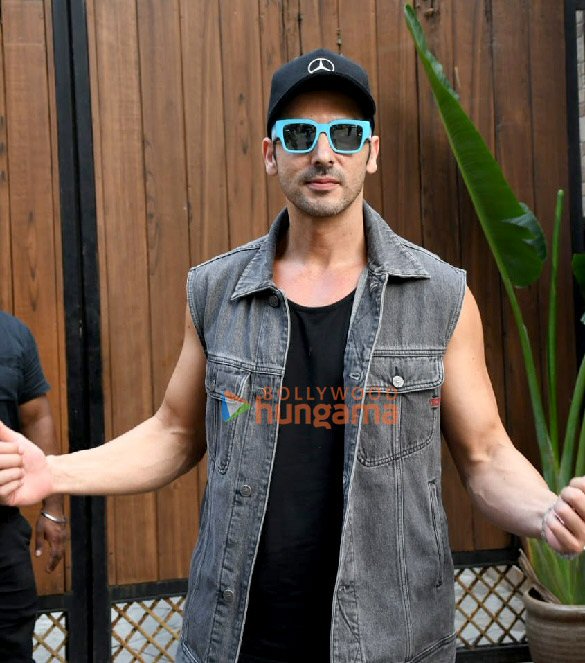 photos hrithik roshan saba azad and others at snapped at one 8 commune in juhu 7