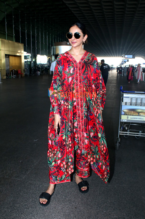 photos janhvi kapoor rakul preet singh and vidya balan snapped at the airport 5
