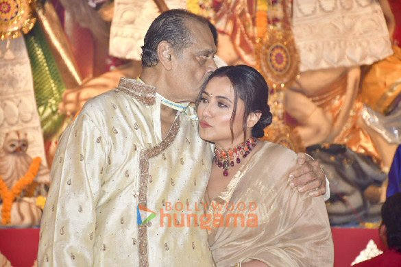 photos kajol rani mukerji tanishaa mukerji and others at durga puja celebrations in juhu 10