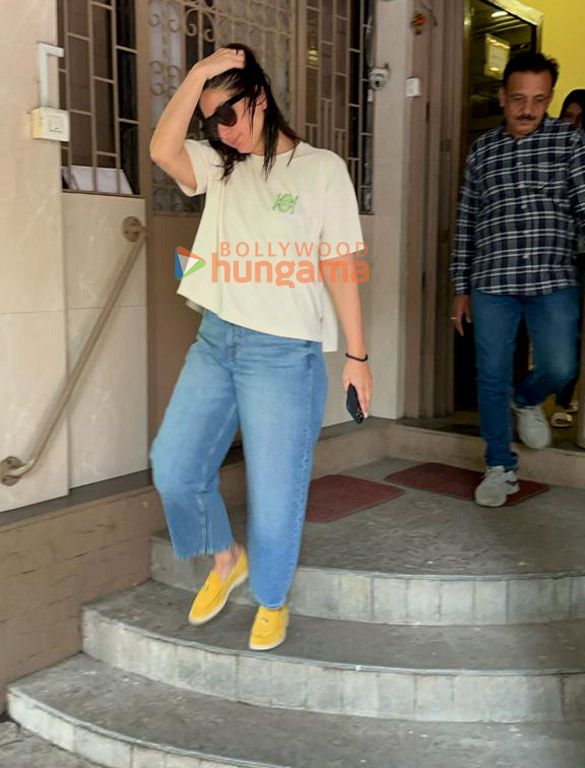 photos kareena kapoor khan snapped outside a dubbing studio 3