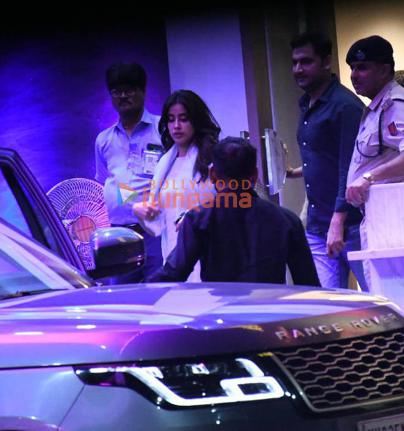 photos kartik aaryan shilpa shetty katrina kaif kriti sanon and janhvi kapoor snapped at kalina airport 5