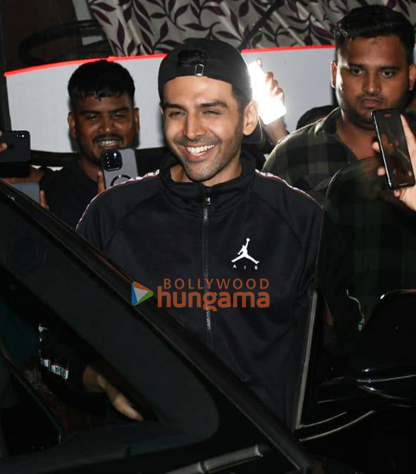 Photos: Kartik Aaryan snapped at a shoot location Photos: Kartik Aaryan snapped at a shoot location