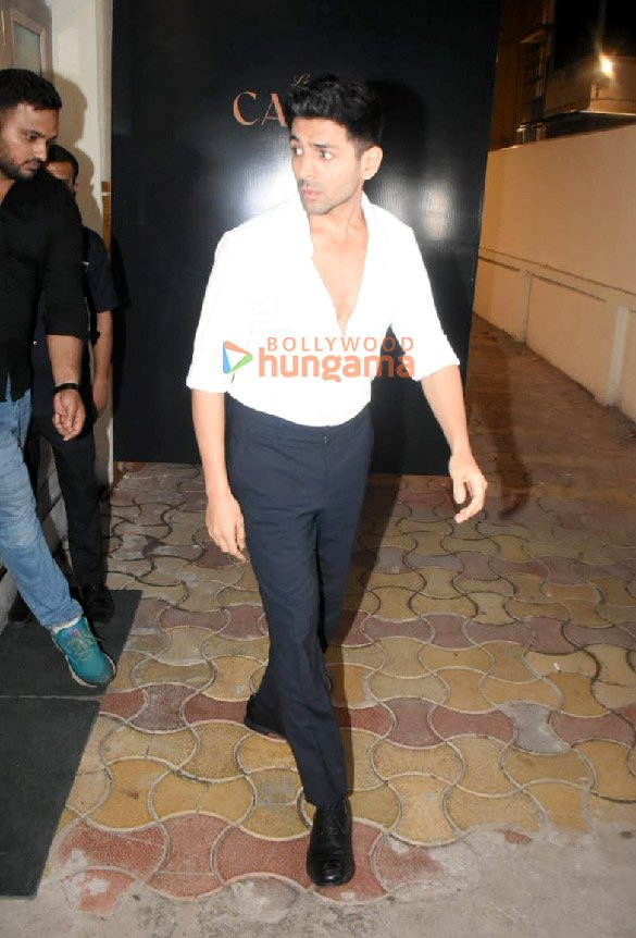 Photos: Kartik Aryan, Tara Sutaria and others snapped at Los Cavos in Bandra Photos: Kartik Aryan, Tara Sutaria and others snapped at Los Cavos in Bandra