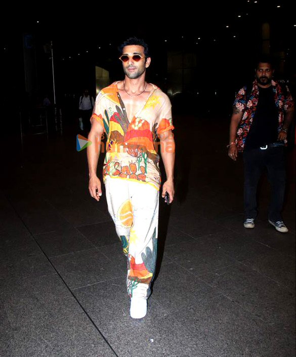 photos kriti sanon alia bhatt ananya panday and others snapped at the airport 4