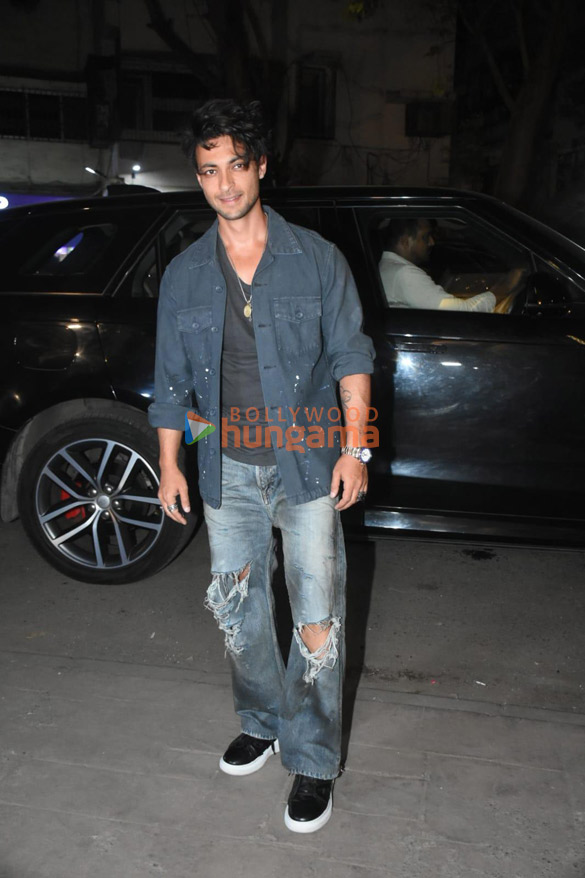 photos kriti sanon suniel shetty and others snapped at los cavos in bandra 00 2