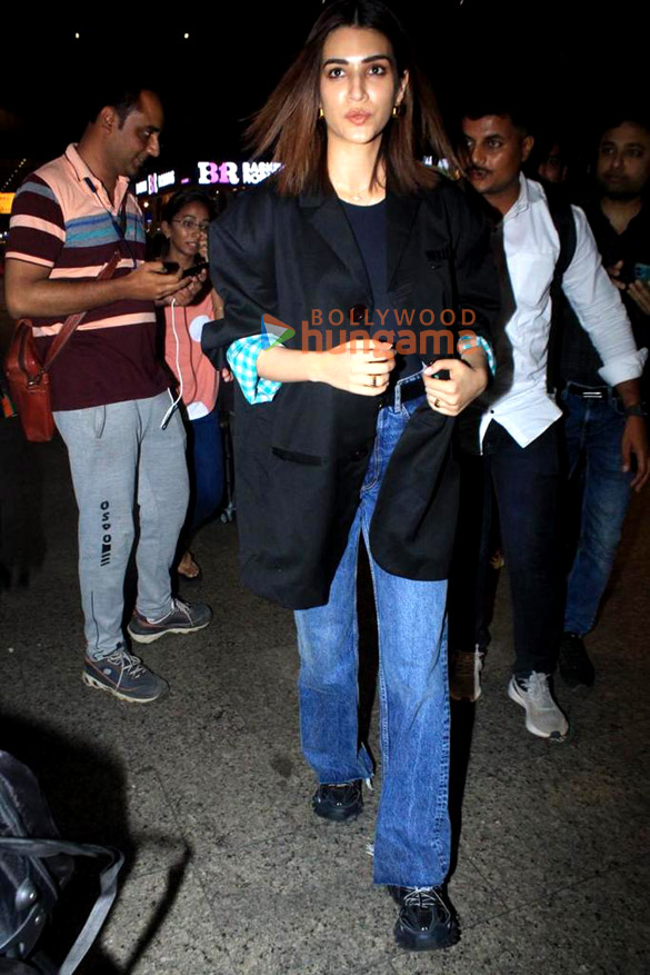Photos: Kriti Sanon and Urvashi Rautela snapped at the airport Photos: Kriti Sanon and Urvashi Rautela snapped at the airport