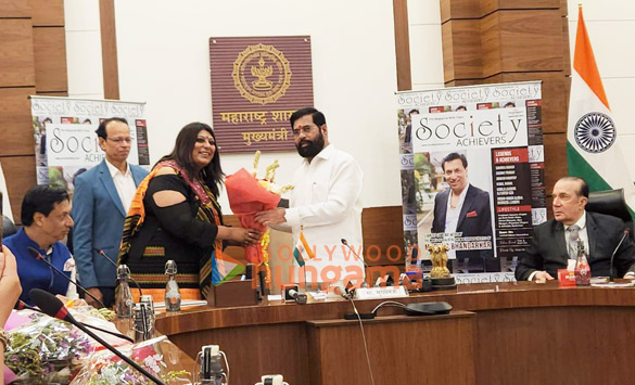 photos madhur bhandarkar along with honorable maharashtra cm eknath shinde and others unveil the latest cover of society achievers