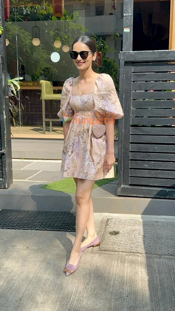 Photos: Manushi Chhillar snapped outside Mizu Restaurant Photos: Manushi Chhillar snapped outside Mizu Restaurant