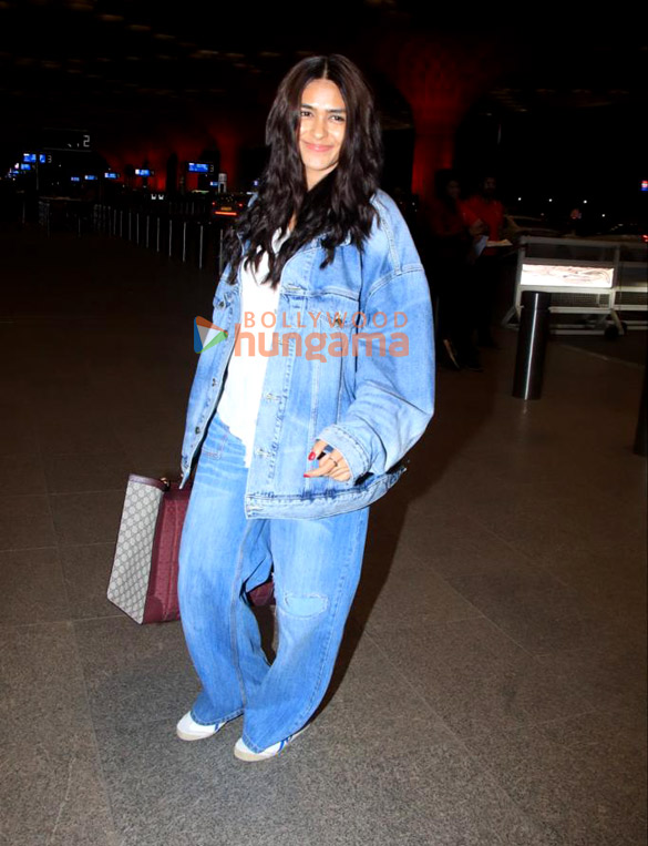photos mrunal thakur snapped at the airport 3 2