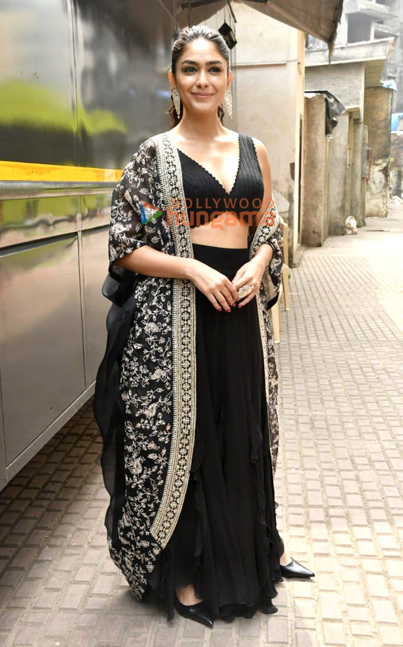 photos mrunal thakur snapped on location of a shoot in andheri 5