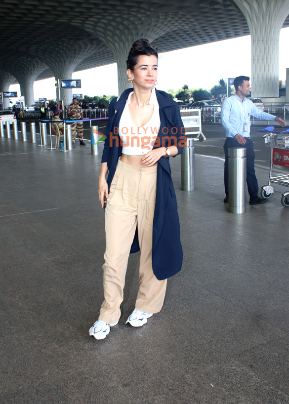 photos pulkit samrat kriti kharbanda saba azad and sonu nigam snapped at the airport 2