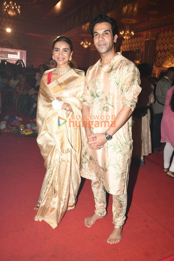 photos rani mukerji kajol and others snapped at a durga puja pandal 004 2