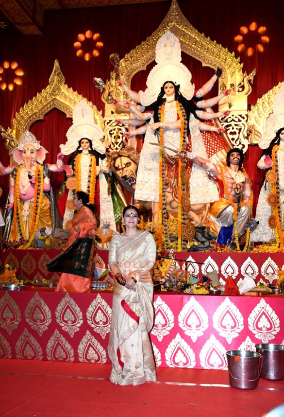 photos rani mukerji and kajol snapped at a durga puja pandal 5