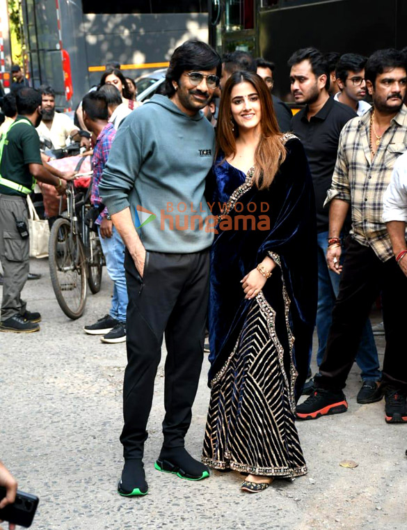 photos ravi teja gayatri bhardwaj and nupur sanon snapped on the sets of indias got talent for tiger nageswara rao promotions 1
