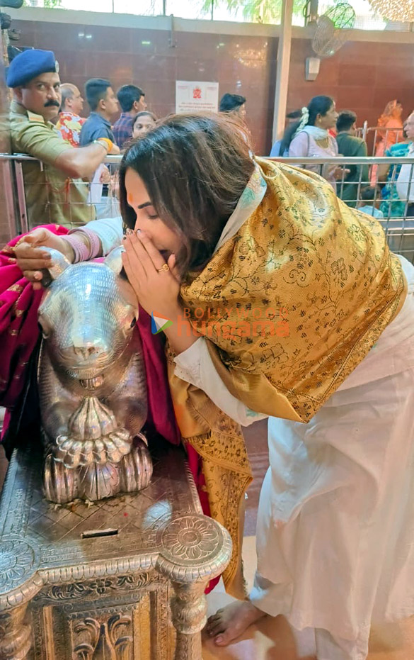 photos richa chadha snapped at siddhivinayak temple in mumbai 4