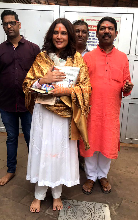 photos richa chadha snapped at siddhivinayak temple in mumbai 5