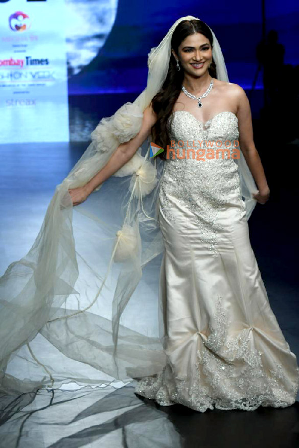 photos ridhima pandit walks the ramp at the bombay times fashion week 2023 3